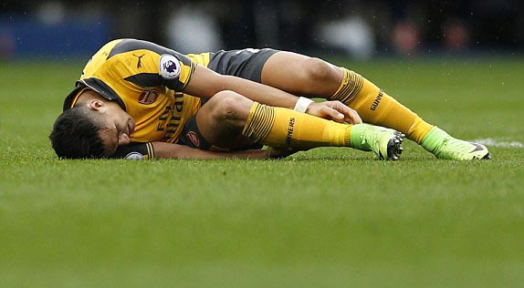 CĐV Arsenal cũng rất lo lắng khi Sanchez nằm sân, rất may anh không gặp vấn đề gì
