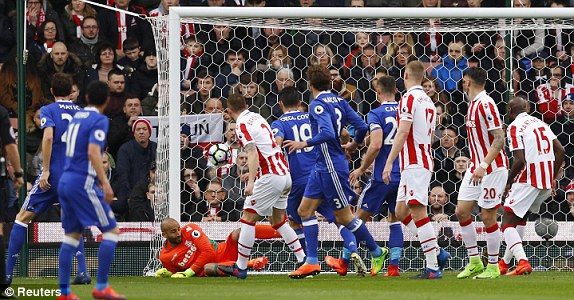 Tình huống mà thủ thành Grant đã chơi không tốt dẫn tới bàn mở tỉ số của Chelsea