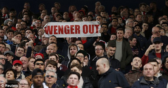 Những khẩu ngữ lại được giơ lên trên các khán đài khi chứng kiến Arsenal đá như mơ ngủ. Ảnh: Reuters