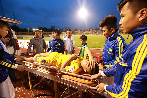 Võ Ngọc Toàn được chẩn đoán đứt dây chằng đầu gối HAGL, SLNA, SLNA 2-0 HAGL, Vleague, Võ Ngọc Toàn, Hồng Duy, Ngọc Toàn đứt dây chằng