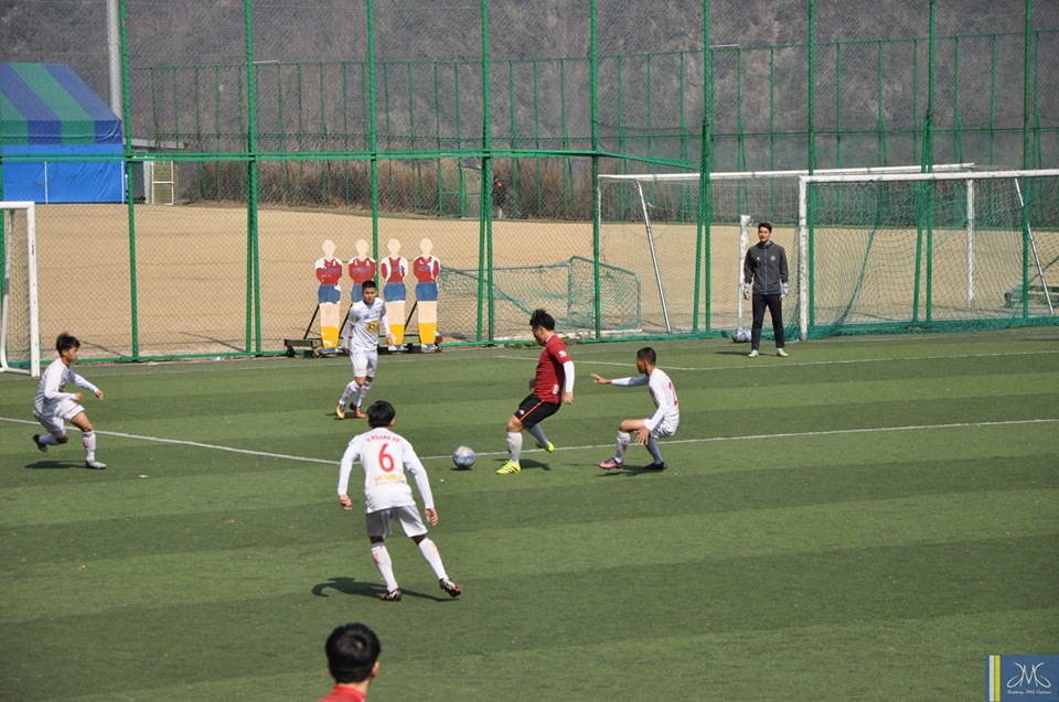 Thể hình của đối thủ tỏ ra nhỉnh hơn các cầu thủ U17 HAGL U17 HAGL, U17 HAGL thua, U17 HAGL tap huan, Hàn Quốc, HLV Graechen