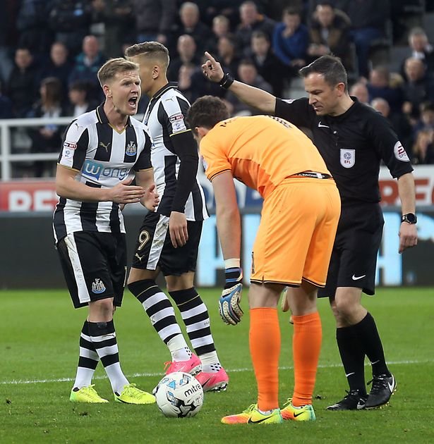 Newcastle mất một quả penalty do trọng tài 'không hiểu luật' trọng tài Anh, Newcastle, Burton, giải hạng Nhất Anh, trọng tài Keith Stroud