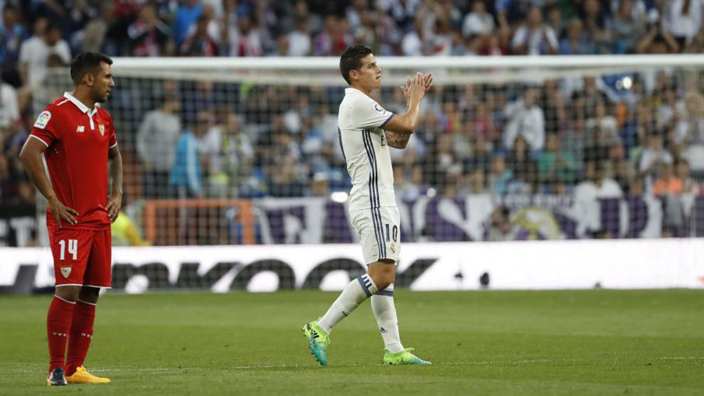 James hướng lên khán đài sân Bernabeu với vẻ mặt đầy tâm trạng Tin chuyển nhượng, James rời Real, James Rodriguez, Real Madrid, Bernebeu