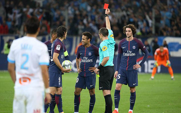 Neymar còn bị thẻ đỏ sau khi nhận hai thẻ vàng từ trọng tài neymar, psg, cavani, hlv emery,ligue 1