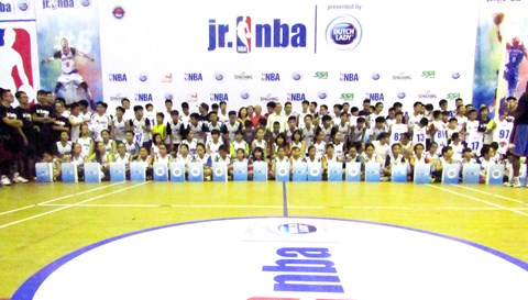 100 thí sinh xuất sắc vượt qua vòng 1 và nhận quà từ chương trình Jr. NBA Vietnam 2017 100 thí sinh xuất sắc vượt qua vòng 1 và nhận quà từ chương trình Jr. NBA Vietnam 2017