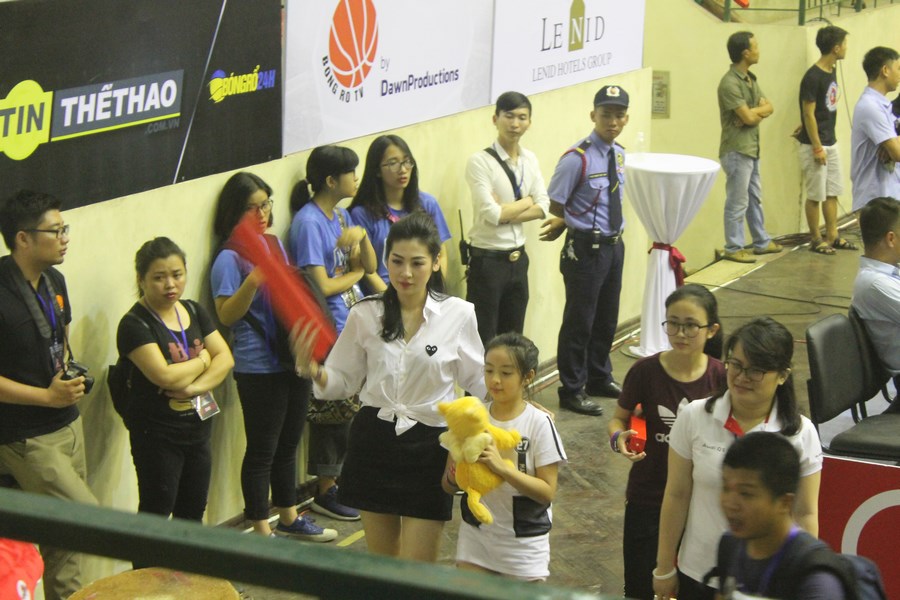 Á hậu Hoa hậu Việt Nam 2012 Dương Tú Anh cũng xuất hiện Á hậu Hoa hậu Việt Nam 2012 Dương Tú Anh cũng xuất hiện