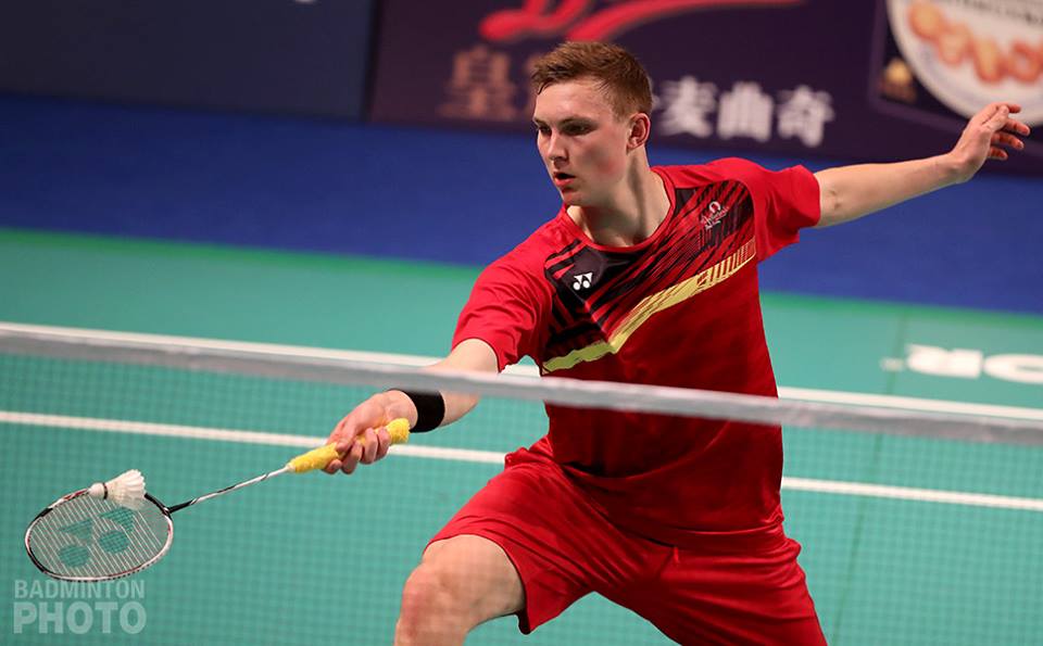 Viktor Axelsen dừng bước ở tứ kết giai cau long dan mach 2017 tay vot so 1 dung buoc