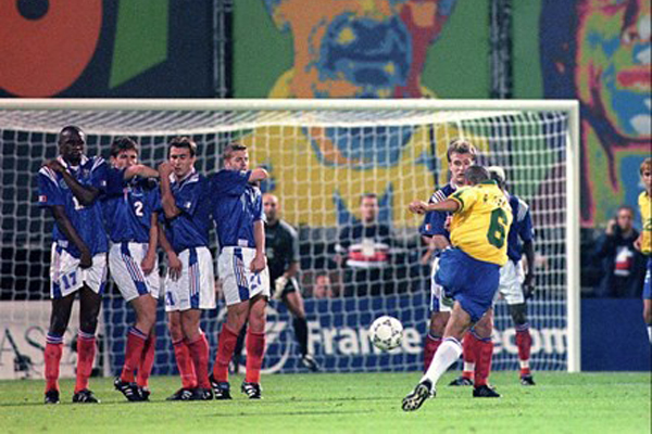 Roberto Carlos và cú sút phạt làm nên thương hiệu Roberto Carlos, Carlos, Brazil, Carlos sút quả chuối, Carlos sút phạt, Carlos đá phạt vs Pháp, Brazil vs Pháp