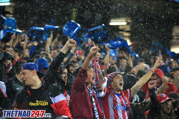 CĐV Atletico Madrid tháo ghế ăn mừng trận thắng trước Real Madrid Atletico 2-1 Real, ket qua Atletico 2-1 Real, ty so Atletico 2-1 Real, Isco, Ronaldo, Ronaldo ăn mừng, Atletico Madrid tháo ghế ăn mừng