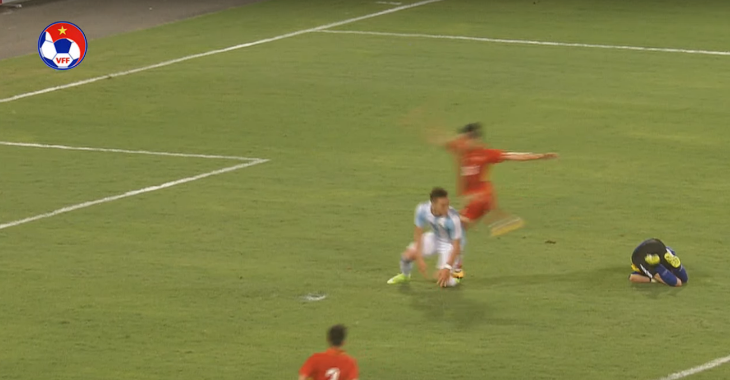 Đình Khương và Martinez trong pha va chạm U20 Argentina, U22 Việt Nam, U22 Việt Nam vs U20 Argentina, Martinez, Đình Khương, va chạm kinh hoàng