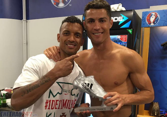 Tin nóng Euro 12/7: CR7 tri ân Nani; UEFA công bố Cầu thủ xuất sắc nhất Tin nóng Euro 12/7, CR7 tri ân Nani, Công bố Cầu thủ xuất sắc nhất, Tin Euro 2016, tin nóng Euro 2016, Tin tức về Euro, Bồ Đào Nha vô địch