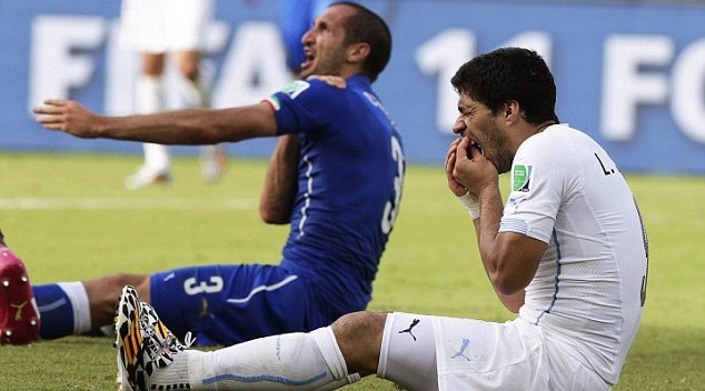 Suarez cắn Chiellini khiến Liverpool thiệt hại gì? Suarez cắn Chiellini,Suarez cắn người,Suarez cắn cầu thủ Ý,Suarez vs Chiellini,Suarez và Chiellini,Suarez cẩu xực,Vết răng của Suarez