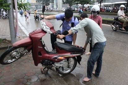 Kinh nghiệm lái xe, kinh nghiệm lái xe khi mưa bão, xe chết máy phải làm thế nào, xe ngập nước, lái xe qua vùng ngập nước, xử lý xe bị chết máy, 