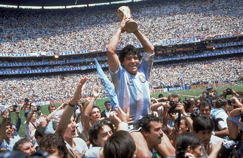 Maradona nâng cao cúp vàng World Cup trước hơn 100.000 người hâm mộ tại Estadio Azteca. Ông đã dẫn dắt Argentina đến danh hiệu World Cup thứ hai của họ, tám năm sau lần đầu tiên trên sân nhà. Ảnh: AP