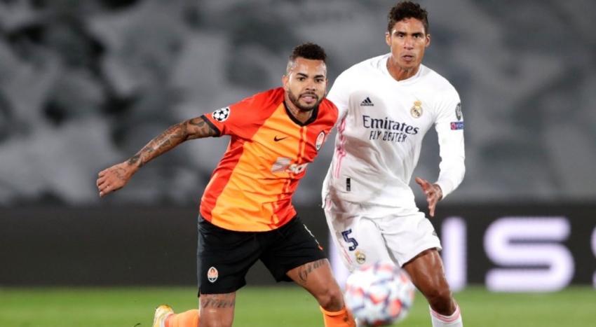 Varane terus bertahan tanpa batas waktu melawan tim Shakhtar Donetsk (Gambar: Internet)