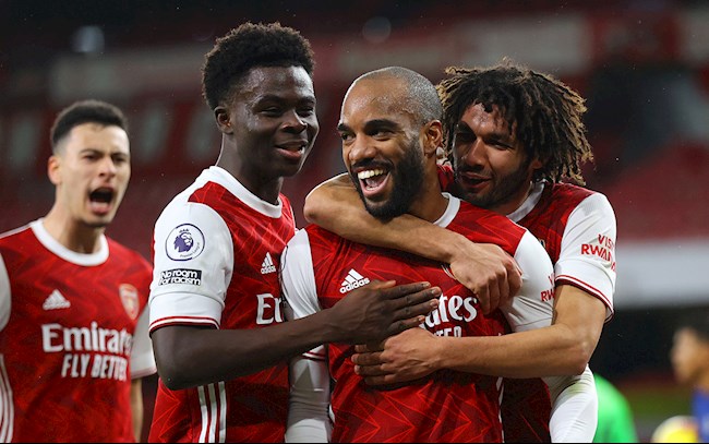 Gol Lacazette juga membantu tim tuan rumah bermain (Gambar: Internet)
