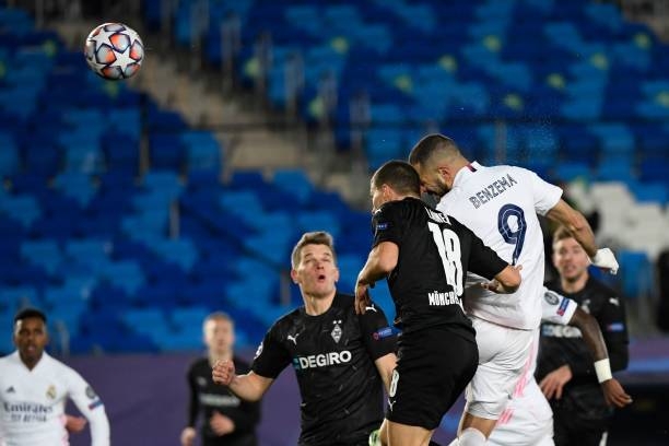 Real Madrid 1-0 M'Gladbach: Benzema melepaskan tembakan Foto 1