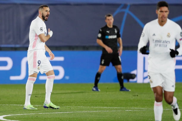 Real Madrid 1-0 M'Gladbach: Benzema melepaskan tembakan Foto 1
