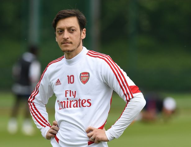 Legenda sepak bola Inggris mengkritik Arsenal karena Ozil Foto 2