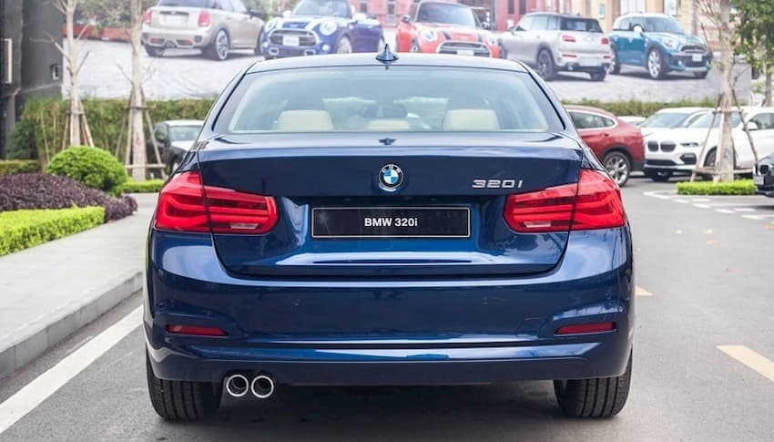 Đuôi xe BMW 320i