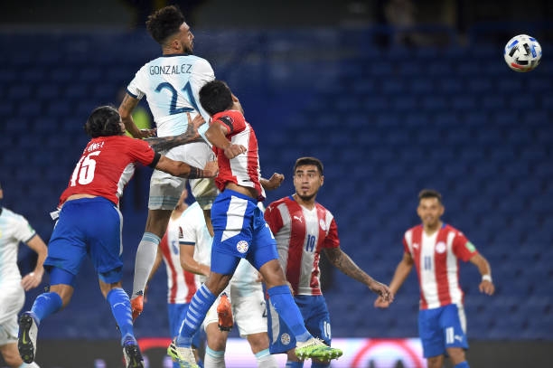 Bagi poin dengan Paraguay, Argentina masih menempati posisi teratas Foto 1