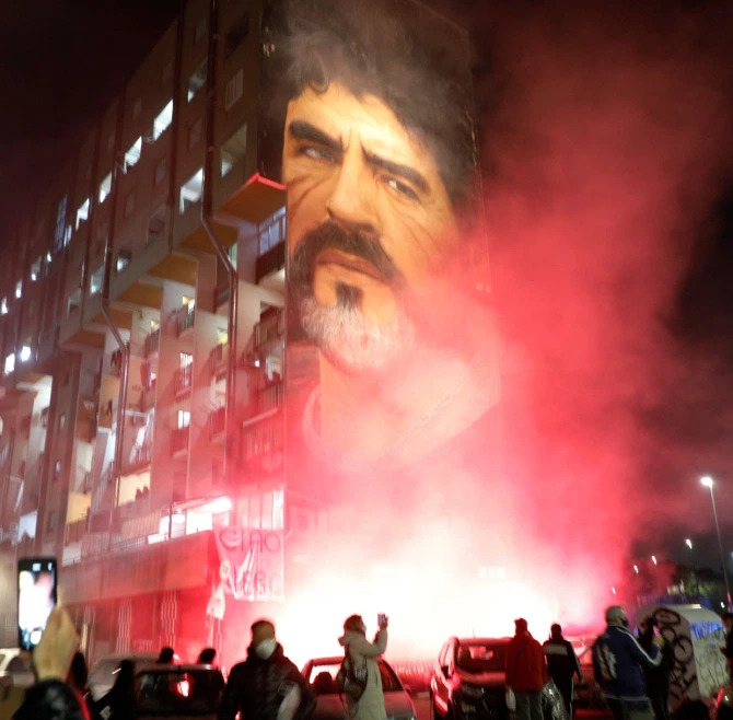 Hàng nghìn người hâm mộ xuống đường để tôn vinh Maradona Ảnh 1