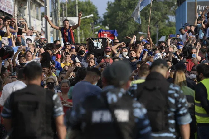 Hàng nghìn người hâm mộ xuống đường để tôn vinh Maradona Ảnh 1