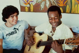 Pele meminta Maradona bermain sepak bola di surga