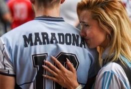 Warga Argentina meneteskan air mata di pemakaman Diego Maradona