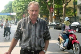HLV Alfred Riedl vào làng tìm người nghèo nhất tặng 1500 USD