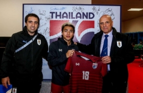 Uruguay player asks for a shirt of “Thai Messi” Uruguay player asks for a shirt of “Thai Messi”
