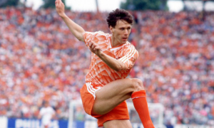 Bàn thắng kinh điển của Van Basten tại CK EURO 1988 - Ngày này năm xưa Bàn thắng kinh điển của Van Basten tại CK EURO 1988 - Ngày này năm xưa