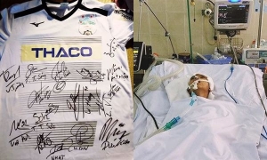 Hoang Anh Gia Lai players sell jersey to save a child suffering fatal disease Hoang Anh Gia Lai players sell jersey to save a child suffering fatal disease