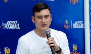 Dang Van Lam appeared alongside world football legends Dang Van Lam appeared alongside world football legends
