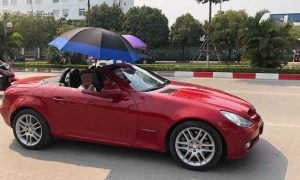 Dân chơi lái Mercedes mui trần che ô dưới cái nóng Hà Nội Dân chơi lái Mercedes mui trần che ô dưới cái nóng Hà Nội
