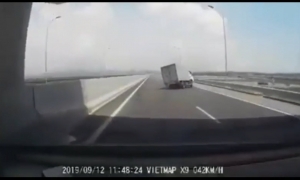 Xe tải lật nghiêng do nổ lốp khi đang chạy gần 100 km/h trên cao tốc Xe tải lật nghiêng do nổ lốp khi đang chạy gần 100 km/h trên cao tốc
