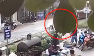 VIDEO: Liều lĩnh vượt đường tàu, người đàn ông thoát chết vì được kéo lại VIDEO: Liều lĩnh vượt đường tàu, người đàn ông thoát chết vì được kéo lại