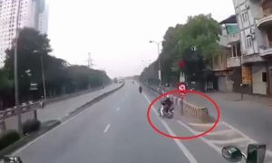 Bị xe máy tạt đầu khi lên cầu, xe đầu kéo phanh 'cháy đường'! Bị xe máy tạt đầu khi lên cầu, xe đầu kéo phanh 'cháy đường'!
