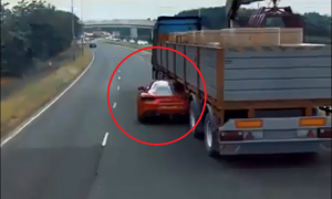 VIDEO: Ferrari chui qua gầm container khi chạy đua với cảnh sát VIDEO: Ferrari chui qua gầm container khi chạy đua với cảnh sát