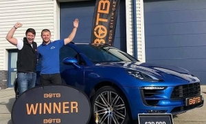 Chàng trai liên tục trúng xe Porsche “gây sốt” mạng xã hội Chàng trai liên tục trúng xe Porsche “gây sốt” mạng xã hội