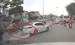 VIDEO: 'Ô tô điên' đâm đổ thùng rác, kéo lê lao công xuống đường VIDEO: 'Ô tô điên' đâm đổ thùng rác, kéo lê lao công xuống đường