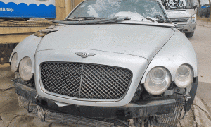 Xe sang Bentley Continental bị lãng quên đến vỡ nát tại Hà Nội Xe sang Bentley Continental bị lãng quên đến vỡ nát tại Hà Nội