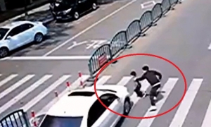 VIDEO: Phản xạ cực nhanh của ông bố khi con suýt bị ô tô đâm VIDEO: Phản xạ cực nhanh của ông bố khi con suýt bị ô tô đâm