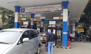 Giá xăng giảm, ô tô đổ đầy bình chưa tới 500.000 đồng Giá xăng giảm, ô tô đổ đầy bình chưa tới 500.000 đồng