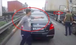 VIDEO: Va chạm gia giao thông và 'người phán xử' bất ngờ xuất hiện VIDEO: Va chạm gia giao thông và 'người phán xử ' bất ngờ xuất hiện