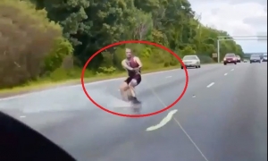VIDEO: Nam thanh niên 'gây sốt' khi lướt sóng trên đường cao tốc VIDEO: Nam thanh niên 'gây sốt ' khi lướt sóng trên đường cao tốc