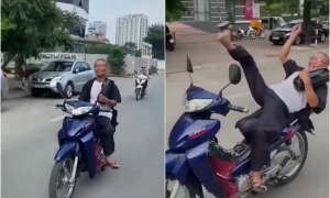 VIDEO: Người đàn ông lớn tuổi đi xe máy thả tay khiến CĐM bức xúc VIDEO: Người đàn ông lớn tuổi đi xe máy thả tay khiến CĐM bức xúc