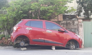Ô tô bị kẻ gian 'xin' 4 bánh xe khi để qua đêm ngoài trời Ô tô bị kẻ gian 'xin ' 4 bánh xe khi để qua đêm ngoài trời