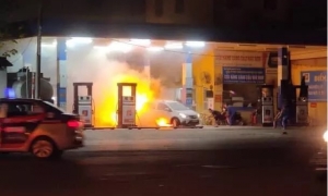 Cây xăng ở Hà Nội cháy nghi ngút do ô tô lùi trúng Cây xăng ở Hà Nội cháy nghi ngút do ô tô lùi trúng