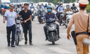 Dắt xe qua chốt CSGT có bị phạt không? Dắt xe qua chốt CSGT có bị phạt không?